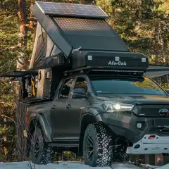 Tenk deg et kjøretøy som kjører 80% utenfor veien, stort sett langt fra allfarvei og oftest kjørt av mennesker som har svært lite forståelse for det mekaniske og gjerne begrenset overland eller 4x4 erfaring.<br><br>Vel... det er akkurat det Alu-Cab Khaya Camper gjennomprøves hver dag – hvert år. Mer enn 5 millioner kilometer i afrikansk villmark som utleiebiler. Det er vel unødvendig å forklare hvorfor dette er det ultimate testgrunnlaget for å lage den optimale camperen. Dette grunnlaget påvirker hele utviklingen, kvaliteten, levetiden og så klart brukervennligheten av camperen.<br><br>Dette har ført til 16 år med utvikling av 2-sleeper og 4-sleeper Khaya Camper. Disse camperne er designet så de kan brukes sammen med bilens brede bruksområde uten å gå på bekostning av komforten og funksjonaliteten.<br><br>Khaya 2-Sleeper starter på en tørrvekt på 400 kg. 2-Sleeper gir deg en god balanse mellom funksjonell kabin plass og et kompakt ytre, som ofte kan gi deg tilgang til utilgjengelige campsites. Mye av dette er gjort mulig takket være Khaya's robuste aluminiums-konstruksjon.<br><br>Enda en stor fordel er at du kan sette igjen Khaya Camperen uten bilen, på den måte kan du bruke bilen uten bo-enheten.