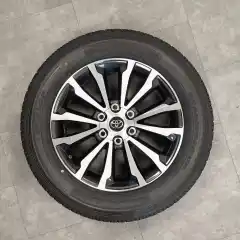 <div class="woocommerce-product-details__short-description"><br><br>Avmonterte sommerhjul til Toyota 265/55 R19. Avmontert fra LandCruiser 2018+<br><br>Arctic Trucks bygger om biler med skjermbreddere, heving og med vesentlig større dekk enn originalt. De originale dekkene som står på bilen avmonteres og selges, dette er fabrikknye biler som har blitt levert med biltransporter til oss.<br><br>Vi selger både avmonterte dekk og komplette hjulsett til Isuzu D-Max, Toyota Hilux og Toyota Landcruiser, Jeep og andre.<br><br>Selges som sett á 4x Dunlop Grandtrek AT30, 265/55 R19, så sørg for å legge til 1x (sett)<br><br></div><br>Felgen har innpress +25