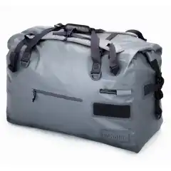 Denne bag'en absorberer alt utstyret du har bruk for å ta med deg – med letthet!<br>Den store rolltop åpningen gjør det enkelt å få alt oppi eller ut av bagen, den er i tillegg vanntett.<br><br>Dersom du ikke trenger å oppbevare utstyret ditt under vann, men trenger å oppbevare baggasjen din trygt for alt mulig vær er Tupilak et godt valg. Innvendig er det til og med kompresjons-stropper for å holde innholdet på plass og sørger for at alt innhold ikke ramler rundt.<br><br>Perfekt til bruk på packraft, kano eller på seilbåt-dekket til sommerferien - eller på takracket på bilen.<br><br>Avtagbare skulderstropper dersom du skal sende bagasjen med fly.<br>D-ringer for å stroppe bag'en fast til bilen eller båten – eller over ryggen på et esel :-)<br><br>Bagen er laget i forskjellig materiale for å optimalisere vekt og gjøre bagen mer fleksibel og komprimerbar. Begge materialene er supersterke og er beskyttet på begge sider og alle skjøter er sveiset, slik at det ikke kommer fukt inn uansett hvor dårlig vær det er.