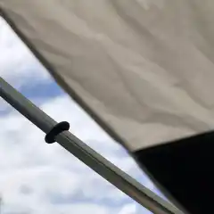 RESERVEDEL! Yakima tilbyr alle slitedeler og de tingene man kanskje glemmer igjen på camp som ekstrautstyr.<br><br>Dette er et komplett sett med alle nødvendige fjærstålene med tilbøyd krok på enden til regntrekket over Yakima Skyrise HD takteltserien.