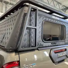 Alu-Cab Adventure 3 har plass til stige opp til taket, på sidene av bakluken.<br>Denne stigen finnes KUN for venstre side av bakluka.<br><br>Passer til Alu-Cab Adventure canopies til Toyota Hilux, Isuzu D-Max, MMC L200 alle med 49cm plantopp (bortsett fra til Amarok, da den plantoppen er 55 cm høy).