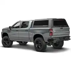 Plantoppen RSI Smart Canopy fra Australia er estetikk og robusthet i én og samme topp. Den har detaljer som glassvindu med integrert luke i sidene, bremselys, lufting i taket, lasteskinner på taket – alt laget i rustfritt stål, med sort pulverlakk.<br><br><strong>Tillatt taklast:</strong><br>Dynamisk 150 kg<br>Statisk 349 kg<br><br><strong>Chevrolet Silverado 1500 5,8 fots lasteplan</strong><br>Sort matt