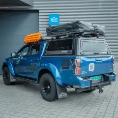 Plantoppen RSI Smart Canopy fra Australia er estetikk og robusthet i én og samme topp. Den har detaljer som glassvindu med integrert luke i sidene, bremselys, lufting i taket, lasteskinner på taket – alt laget i rustfritt stål, med sort pulverlakk.<br><br><strong>Tillatt taklast:</strong><br>Dynamisk 150 kg<br>Statisk 349 kg<br><br><strong>Isuzu D-Max D-Cab</strong><br>2021+<br>Sort matt