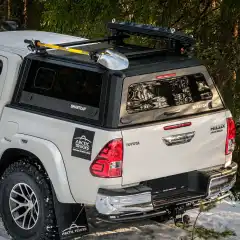 Plantoppen RSI Smart Canopy fra Australia er estetikk og robusthet i én og samme topp. Den har detaljer som glassvindu med integrert luke i sidene, bremselys, lufting i taket, lasteskinner på taket - alt laget i rustfritt stål, med sort pulverlakk.<br><br><strong>Tillatt taklast:</strong><br>Dynamisk 150 kg<br>Statisk 349 kg<br><br><strong>Toyota Hilux D-Cab</strong><br>2016+<br>Sort matt<br><br><strong>NB! Passer ikke med plastinnlegg i planet</strong>