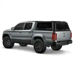 Plantoppen RSI Smart Canopy fra Australia er estetikk og robusthet i én og samme topp. Den har detaljer som glassvindu med integrert luke i sidene, bremselys, lufting i taket, lasteskinner på taket - alt laget i rustfritt stål, med sort pulverlakk.<br><br><strong>Tillatt taklast:</strong><br>Dynamisk 150 kg<br>Statisk 349 kg<br><br><strong>Volkswagen Amarok D-Cab</strong><br>Sort matt