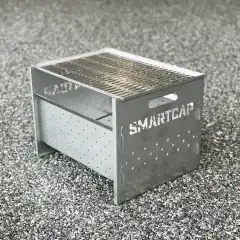 Liten og lett sammenleggbar grill eller bålkasse laget i 2mm stålplate. Flatpakkes enkelt sammen i medfølgende nylonbag.<br><br>Mål: 39x27cm grillflate