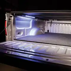 Denne TruXedo B-Light er koblet til bilens strømnett og som monteres under plankanten for å gi et godt lys over hele planet. Lysbryteren monteres der det er mest naturlig for deg å skru av og på arbeidslyset, om det er inne i bilen eller bak på planet. Dette lyset kommer alltid til sin rett, spesielt om det er mørkt ute og du leter etter den siste esken du visste du satt bak der før du dro .<br><br>Dette lyset kan såklart også monteres andre steder enn på et pickup plan, det er du som vet hvor du trenger et ekstra lys :-)<br><br>Settet inneholder 8 pods med 6 LED emittere som lett lyser opp hele planet ditt.