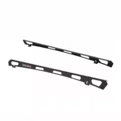 <strong>RuggedLine® er et eksklusivt monteringssystem for plattform-til-kjøretøy.</strong> RuggedLine er et alternativ til festeskinne og fotsett som fester Yakima Platform til taket på bilen. RuggedLine er konstruert av pulverlakkert rustfritt stål for optimal pålitelighet, og kombineres med det eksisterende (og utprøvde) utvalget av LockNLoad-plattformer.<br><br>RuggedLine har også et tidsriktig utseende, og har et eksklusivt embleme i sort krom.<br><br><strong>Passer til Isuzu D-Max 2021+</strong>