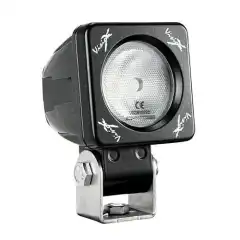 Vision X Solo inneholder en 10 Watt LED i en 2” kvadratisk lampe som gir masse lys fra et lite hus. Solo er laget for nær sagt alle forhold og til alle mulige oppgaver.<br><br>En Solo Pod produserer 736 effektive lumens med lys – eller like mye som en tradisjonell halogenlampe, alt dette fra en 2” lampe.<br><br>Solo har muligheter for å koble til håndtak, hjelmfester, sykkelfester og batteripakker. Perfekt som "on-the-go" lyskilde.<br><br>Forskjellige lysmønstre tilgjengelig, Solo kan leveres som spot, flood, driving, euro og elliptical lysbilde.