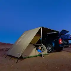 Sett på en endevegg som tar av for vind, regn  og sol. Monteres i et eget spor på siden av markisen. Egen vindskjerm for front av markisen finner du <a href="https://arctictrucks.no/produkt/arb-vindskjerming-front/">her</a>