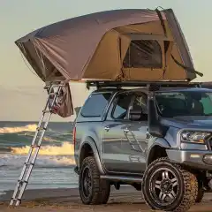 ARB Esperance er utviklet med tanken om å både rigge og pakke sammen campen raskt og uten store anstrengelser. Teltet åpnes ved kun ett dytt og å vippe ut halve gulvet, og ved hjelp av gassdempere på ytterboksen gjøres dette enkelt og på få sekunder. Teltet er blitt lettere enn sine forgjengere og veier ca 56 kg, noe som gjør av- og påmontering mye enklere.<br><br>ARB's nye telt er også oppdatert i fargene, fra et grått ytterskall til fargetoner av olivengrønt på duken og rainflyen over. Fargen gjør takteltet til en anonym og et integrert element på enhver bil.<br><br><strong>Løft, Vipp &amp; Hvil</strong><br><ul><br> 	<li>Oppsetting er så enkelt som; åpne låse-spennene på utsiden, løft den opp, og vipp ut teltet.</li><br> 	<li>Plass til kompakt sengetøy i teltet når det er sammenpakket.</li><br> 	<li>Teleskop-stigen oppbevares innvendig.</li><br></ul><br><strong>Stort og komfortabelt interiør</strong><br><ul><br> 	<li> Når teltet er satt opp; kos deg i en stor og komfortabel seng: 1520mm (L) x 2000mm (W) x 1200mm (H – på høyeste punkt)</li><br> 	<li> 40 mm tykk, high-density madrass med "quilted polyester peach skin" overtrekk som er avtagbar for vask</li><br> 	<li> Juster gjennomtrekket gjennom de 3 vinduene med glidelås med dobbel "midge-proof mesh" duk</li><br> 	<li> Takvindu så du kan se stjernehimmelen</li><br></ul><br><strong>Ekstra beskyttelse mot utsiden</strong><br><ul><br> 	<li> Vindresistant, designet for å gi minst mulig motstand når bilen beveger seg</li><br> 	<li> Stainless steel deler for lengre levetid og høyere kvalitet</li><br> 	<li> Canvas laget i 200GSM poly bomull med brannhemmende, vame-reflekterende innerside</li><br> 	<li> Ytterduken er laget av 210D brannhemmende materiale, med sølvtrukket innerside</li><br></ul><br><strong>Kjekke funksjoner</strong><br><ul><br> 	<li> Medfølgende innvendig justerbar LED stripe med skjulte ledninger</li><br> 	<li> Utvendige LED striper som hjelper deg å finne veien på natten</li><br> 	<li> Inkluderer innvendige oppbevarings-lommer, sko poser, oppbevarings lommer til å henge på overhenget og monterings-kit</li><br></ul><br><strong>Spesifikasjoner</strong><br><ul><br> 	<li> Sammenpakket dimensjon: 1.520 mm (L) x 1.220 mm (W) x 330 mm (H)</li><br> 	<li> Oppslått dimensjon: 1.520 mm (L) x 2.000 mm (W) x 1.200 mm (H)</li><br> 	<li> Vekt: ca 56 kg tørrvekt</li><br> 	<li> Personer: 2 voksne &amp; 1 barn</li><br> 	<li> Vektbegrensning: 500 kg</li><br> 	<li> Vektbegrensning stige: 150 kg</li><br> 	<li> Utvendig materiale: ABS plast med acrylic compound material</li><br> 	<li> Madrass: 40 mm, "high density" skummadrass</li><br> 	<li> Madrasstrekk: 3-lags "quilt polyester peach skin"</li><br> 	<li> Regntrekk materiale: PU300mm, UV50+, PU+silver plating, Oxford, 210D, FR free</li><br> 	<li> Teltduk materiale: PU300mm, UV50+, PU+silver plating, poly-cotton canvas, 200g, FR free</li><br> 	<li> Vindusmateriale: Mesh av 100% polyester, 50g/m2, 68D</li><br> 	<li> Takrack/Lastestativ krav: Taklast <strong>må tåle</strong> en lastekapasitet på 75 kg. Avstanden mellom lasteskinnene må være 760 mm og ikke mer enn 40 mm tykke</li><br> 	<li> Fartsgrense - Anbefalt maksimum fartsgrense når du har påmontert taktelt er 110 km/t. (Det bør jo ikke være noe problem i Norge)</li><br></ul>