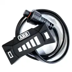 Skal du ha flere enn to ARB Solis ekstralys i grillen, må du ha en dimmer som tåler å dimme ned et såpass stort strømforbruk. Denne bryteren sammen med Solis Y-Splitter som du finner nedenfor på denne siden så går monteringen av tre eller flere lamper som en lek.