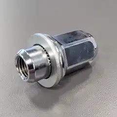 Avmonterte originale hjulmuttere til Toyota Hilux og Land Cruiser til den originale aluminiumsfelgen - den har til og med et Toyota varenummer: 90942-01058<br><br>Diameter og gjengestigning: M12x1,5