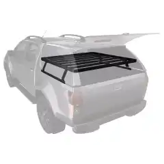 Utnytt plassen over planet med bed-rack fra Front Runner<br><br>This kit creates a full size rack that sits above your Pick-Up truck bed. This Slimline II cargo carrying rack kit contains the Slimline II tray (1255mm x 1358mm), 2 Tracks, and 4 Pick-Up Truck Bed Universal Legs that fit into the Tracks. Drilling is required for installation.<br><br>Drilling is required for installation.<br><br>Les mer om: <a href="https://www.frontrunneroutfitters.com/en/be/warranty" target="_blank" rel="noopener noreferrer">Front Runner Limited Lifetime Warranty</a><br><br><hr /><br><br>NB! Takgrinden selges uten toppgrind<br>Overflate: Sort pulverlakk