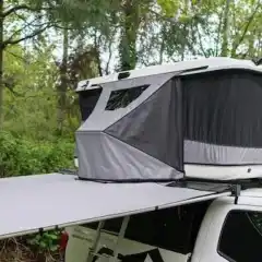 James Baroud tunnel dekker inngangen til Evasion og Explorer takteltet slik at du kommer deg inn og ut av teltet uten å bli våt i regnvær. Falcon markisen har en tunnel åpning så du kommer deg rett fra teltet og under markisen.