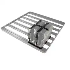 Til bruk med 20l / 5,3 gallon militærbokser i NATO / Wedco -stil. Kan sikres mot tyveri med hengelås. Laget av svart pulverlakkert rustfritt stål og designet for enkelt å boltes til Front Runner takgrind.<br><br>1 x Stropper<br>1 x Base<br>2 x Sikkerhetslås