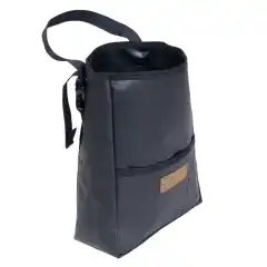 Blue Ridge Overland Gear Headrest Trash Bag er en søppelpose man henger på seteryggen - som oftest bak på passasjersetet, da kan den brukes når du kjører bil alene. Enkel å ta av for å tømme da den henger fast med en plastspenne. Posen er ikke 100% vanntett, men holder på fukt og små mengder vann. På utsiden av bagen er det tre små lommer for utstyr eller sjokoladen du snart skal spise og deretter kaste papiret.<br><br>Dersom du ikke vil bruke den til søppel, er den perfekt til fargestifter og tegnebøker til minste passasjerene!