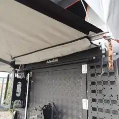 En vannrenne for å tette området mellom baksiden av kjøretøyet og markisen. Dette anbefales spesielt for kjøretøy med en bakdør som åpnes fra siden. En keder-skinne må festes til kjøretøyet for montering. Rennen trekkes deretter inn i keder-skinnen på forteltet og kjøretøyet og gir deretter regnbeskyttet tilgang til kjøretøyet.