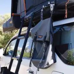 Den nye Alu-Cab Mud bag´en  holder gjørmete fottøy hengende utenfor teltet ditt,  innen rekkevidde. Mud Bag festes med braketter til teltets sideskinner. Designet for å holde et par store turstøvler eller to par lettere sko.