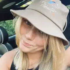 Bøttehatt symboliserer på en måte frihet og derfor også ingen bekymringer. Det passer jo perfekt når man er på event<span style="text-decoration: underline;">u</span>r eller ute og gjør morsomme aktiviteteter. Vi har laget en bøttehatt som feirer gleden ved å dra på tur!<br><br>Hatten er laget av kvalitetsmerket Yupoong og med sin FlexFit teknologi passer de fleste hodestørrelser – enda en ting mindre å bekymre seg over!<br><br>Takk til Otto (13år) <a href="https://www.instagram.com/otto_overlanding/">@otto_overlanding</a> som kom med spørsmålet: <strong>Har dere bøttehatt? – det må dere ha...</strong>