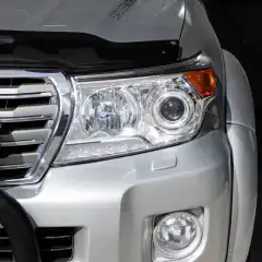 Unngå steinsprut i lakken og hold frontruten lenger ren. Panserbeskytter til din bil er en enkel måte å forlenge bilens levetid på.<br><br>Ingen boring eller endring av panseret trengs. Monteres enkelt med små strammeklips rundt panserkanten som klemmer mot en gjennomsiktig klistrelapp som limes der klipsene står.<br><br><strong>Passer Toyota Land Cruiser 200 serie fra 2007 til 2015</strong>