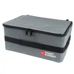 Justerbare vinylforede rom, to oppbevaringslommer i netting og én vanntett oppbevaringslomme med glidelås. Perfekt til mat, klær, kamerautstyr, toalettsaker, verktøy, kjøkkenutstyr osv. Foldes helt flatt når den er tom. Passer perfekt til <a href="https://arctictrucks.no/produkt/front-runner-wolf-pack-pro/">Wolf Pack Pro</a>