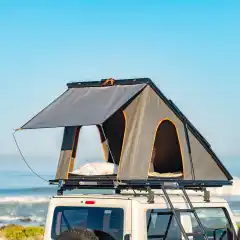 Regntrekkt for hovedinngangen til Alu-Cab LT-50 Lightweight takteslt. Laget av et lett, vanntett materiale som er designet for å være holdbart og langvarig. Festes enkelt med borrelås og kan oppbevares i en liten bag når den ikke er i bruk.