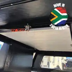 Braketter for oppbevaring av Alu-Cab bord i taket på Alu-Cab plantopp.<br><br><a href="https://arctictrucks.no/wp-content/uploads/2023/01/AC-A-C-TBL-BR-B_Alu-Cab-Canopy-Table-Fitment-Instructions.pdf" target="_blank" rel="noopener"><button class="bruksanvisning-button">Bruksanvisning</button></a><br><br> 