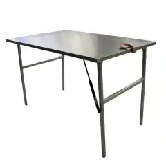 Alu-Table er laget nesten utelukkende av aluminium med ben som foldes ut med gassfjærer.  Bordplaten er laget av stivnet aluminium som bidrar til å forhindre riper.