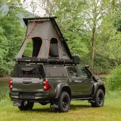 Det nye Alu-Cab Gen 3-R takteltet er veldig likt Expedition Gen 3.1! Det gir imidlertid noen nye funksjoner. Strukturene på taket ble laget med en spesifikk rulleform og gir bedre stabilitet til hele teltet! Teltet har også tilkoblinger for solcellepanel og gjennomføringer inn i teltet for dieselvarmer. Interiøret har som vanlig mesh-underlag, USB kontakt og innvendig LED belysning. I tillegg har den nå et regntrekk bak og på siden!