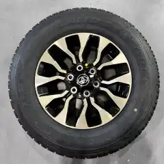Avmonterte sommerhjul til Toyota 265/65 R17<br><br>Arctic Trucks bygger om biler med skjermbreddere, heving og med vesentlig større dekk enn originalt. De originale dekkene som står på bilen avmonteres og selges, dette er fabrikknye biler som har blitt levert med biltransporter til oss.<br><br>Vi selger både avmonterte dekk og komplette hjulsett til Isuzu D-Max, Toyota Hilux og Toyota Landcruiser, Jeep og andre.<br><br>Selges som sett á 4x Bridgestone Dueler A/T 265/65 R17, så sørg for å legge til 1x (sett)<br><br>Felgen har innpress +30