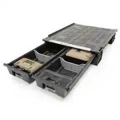 <strong>DECKED det nyeste tilbehøret fra det landet i verden med flest pick-ups!</strong><br><br>Smart, sikker og innovativ planskuff-løsning, kommer med to full-lengde skuffer som enkelt ruller ut på kraftige hjul/skinner. Dette gir deg enkel tilgang til alt du måtte ha liggende på planet fra bakenden av bilen. Perfekt for alle typer oppbevaring av ting du gjerne vil legge på planet; verktøy, camp/tur-utstyr, mat, fiskeutstyr eller recovery-stropper. Dersom du låser bakluken har du ikke tilgang til skuffer, noe som muliggjør at du trygt kan legge verdisaker bak i skuffene.