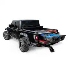 <strong>DECKED det nyeste tilbehøret fra det landet i verden med flest pick-ups!</strong><br><br>Smart, sikker og innovativ planskuff-løsning, kommer med to full-lengde skuffer som enkelt ruller ut på kraftige hjul/skinner. Dette gir deg enkel tilgang til alt du måtte ha liggende på planet fra bakenden av bilen. Perfekt for alle typer oppbevaring av ting du gjerne vil legge på planet; verktøy, camp/tur-utstyr, mat, fiskeutstyr eller recovery-stropper. Dersom du låser bakluken har du ikke tilgang til skuffer, noe som muliggjør at du trygt kan legge verdisaker bak i skuffene.<br><br><strong>Passer til Jeep Gladiator 2020+ (160 cm planlengde)</strong><br><br><b>Inkluderer:</b><br><ul><br> 	<li>1 stk DECKED D-Box</li><br> 	<li>1 stk DECKED Crossbox</li><br> 	<li>1 stk Drawerganizer</li><br> 	<li>2 stk Wide Dividers</li><br></ul>