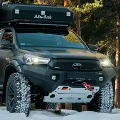 Robust Rival aluminiums støtfanger til Toyota Hilux (2021+). Støtfangeren har fester til innvendig fastmontert vinsj med hengslet skiltplate foran vinsjkroken.<br>Medfølger Rival's egne kurvlys som er produsert av Osram.<br><br>2x recoverypunkter for feste av for eksempel Factor 55 Crosby sjakkel.<br><br>Godkjent for bruk i Norge, medfølger godkjenningspapirer.<br><br><style><br>	.bruksanvisning-button {</p><br><p>		background-color: rgb(0,111,202);<br />		color: white;<br />		border: none;<br />		cursor: pointer;<br />		padding-top: 5px;<br />		padding-left: 8px;<br />		padding-right: 8px;<br />		padding-bottom: 5px;<br />		border-radius: 10px;</p><br><p>	}<br /></style><br><br><a href="https://www.rival4x4europe.com/upload/iblock/820/szbthznwj0rfbexwo950yozpzplwe3sj/2D.5722.1-NL_21_lg(eng).pdf" target="_blank" rel="noopener"><button class="bruksanvisning-button">Bruksanvisning</button></a>