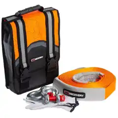 Kan det være den kjekkeste bag'en å ha bilen?<br>Kompakt, men inneholder det viktigste du trenger dersom du må komme deg opp fra der du absolutt ikke skulle.<br><br>Denne oppdaterte bagen er laget i kraftig sort PVC materiale med oransje detaljer og reflekterende striper. Håndtaket er laget i plast og låsemekanismen er kraftige spenner av hardplast. Bagen har doble lag med stoff på utsatte steder, med kraftige kanter og sømmer.<br><br><strong>Settet inneholder:<br></strong>Oppbevaringsbag<br>1x ARB 8000 Recovery Strap<br>2x 19 mm sjakler med rød bolt<br>Ett par hvite hansker i skinn