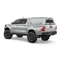 EVO Commercial plantoppen er estetikk og robusthet i én og samme topp. Den har detaljer som har solide sideluker, bremselys, lufting i taket, lasteskinner på taket – alt laget i rustfritt stål, med pulverlakk.<br><br><strong>Tillatt taklast:</strong><br>Dynamisk 150 kg<br>Statisk 349 kg<br><br><b>OBS! Bilder avviker fra produkt!<br>Farge: Sort matt<br>Passer til Toyota Hilux X-Cab fra 2016 -</b>