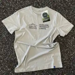 T-skjorte i veldig god kvalitet.<br><br>Fargen heter "Light Asphalt" noe som kan relateres til bil! Antrasittt farget motiv med Arctic Trucks logo og Explore Without Limits foran, og «EXPLORE WITHOUT LIMITS» øverst i nakken bak. I tillegg har vi sydd på en liten detalj som gjør t-skjorten ekstra fin.<br>Etiketten som henger på inneholder i tillegg et klistremerke!<br><br><strong>Grábrókarhraun er ca 3400 år gammel lava i Norðurárdal, dekket med mose, lyng og bjørk. Grábrók er det største av tre krater på en vulkansprekk. Disse er Stóra-Grábók, Litla-Grábrók og Grábrókarfell, som noen ganger kalles Rauðarbrók.</strong>